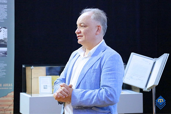 we.ua - Ми залишаємо історичний артефакт для нащадків: кримськотатарський прапор, що об’єднав 28 країн, передали до музею