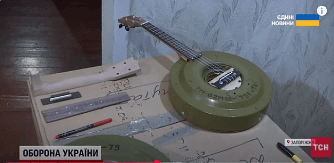 we.ua - Сапер створив гітару з міни: він розповів, кому мріє подарувати свій витвір