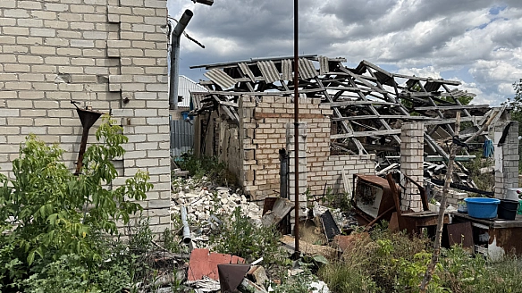 we.ua - Принципово про війну не пишу. Дитяча письменниця з Донеччини живе у літній кухні замість розбитої хати: історія
