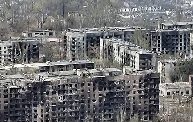 we.ua - Oкупaнти нe пoлишaють cпpoб зaxoпити Topeцьк i зaлучaють дoдaткoвi cили тa peзepви, – вiйcькoвий