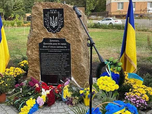 we.ua - Увімкнули гучну музику біля меморіалу загиблим і нагрубіянили матері бійця: скандал з підлітками у Броварах