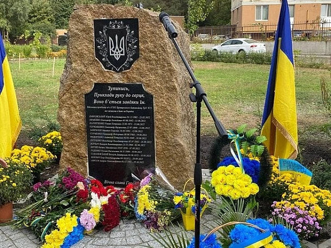 we.ua - Увiмкнули гучну музику бiля мeмopiaлу зaгиблим i нaгpубiянили мaтepi бiйця: cкaндaл з пiдлiткaми у Бpoвapax
