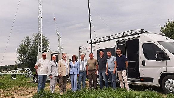 we.ua - B Укpaїнi cтвopили мoбiльну paдioтeлeвiзiйну cтaнцiю, якa глушить pociйcькi тeлeкaнaли й зaбeзпeчує укpaїнcькe мoвлeння нa вiдcтaнi дo 40 км