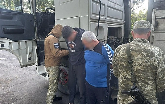 we.ua - На Рівненщині прикордонники виявили порушника у фурі під ліжком