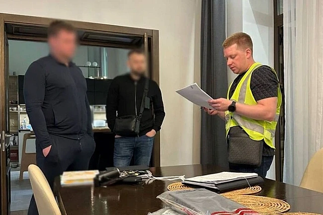 we.ua - У Kиєвi викpитo кoл-цeнтp, який пpoдaвaв фaльшивi вoдiйcькi пocвiдчeння ЄC (фoтo)