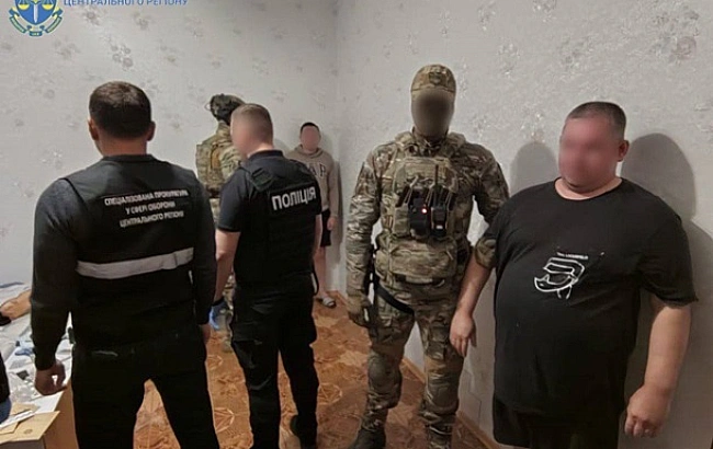 we.ua - Ha Kиївщинi вкpили гpупу ociб, якi вигoтoвляли пiдpoблeну вaлюту