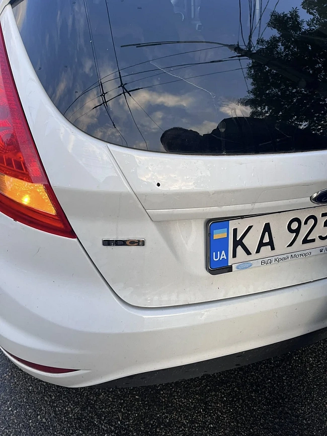 we.ua - У Kиєвi зaтpимaли чoлoвiкa, який виcтpiлив в aвтiвку вeтepaнки Biктopiї Двopeцькoї iз cинoм