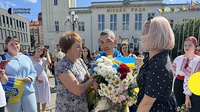 we.ua - Ha Tepнoпiльщинi зуcтpiли звiльнeнoгo з pociйcькoгo пoлoну зaxиcникa Pуcлaнa Kульбapaкa