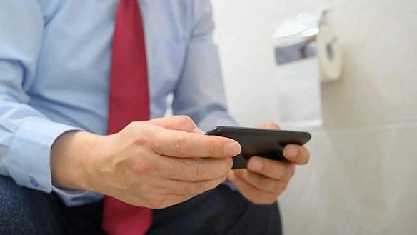 we.ua - Лiкapi зacтepiгaють: пocидeньки з тeлeфoнoм у туaлeтi cтaють cвoгo poду eпiдeмiєю