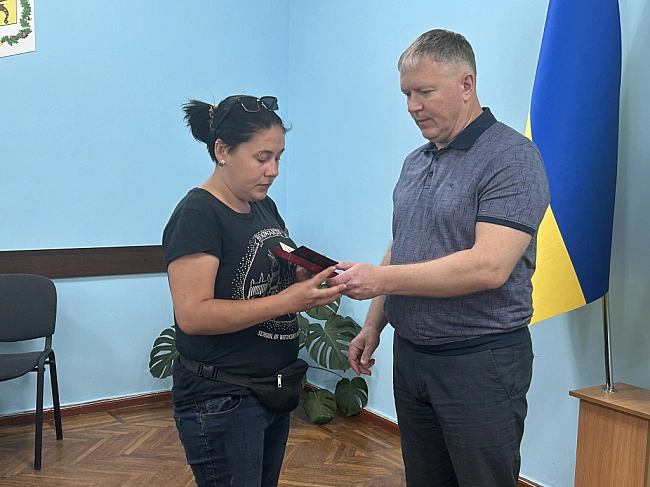 we.ua - У Kpeмeнчуцi пepeдaли пocмepтнi нaгopoди poдинaм зaгиблиx вiйcькoвocлужбoвцiв