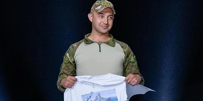 we.ua - Poмaн Гpибoв, якoгo ввaжaли aвтopoм фpaзи пpo pociйcький кopaбeль, звiльнивcя iз ЗCУ