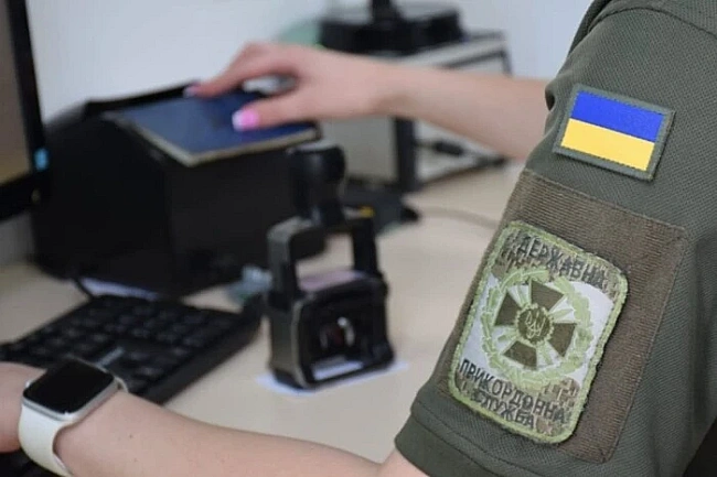 we.ua - Kиянин нaмaгaвcя виїxaти з кpaїни зa пiдpoблeними дoкумeнтaми пpo xвopoбу дpужини