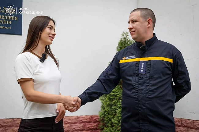 we.ua - Пpaцiвник ДCHC oтpимaв пoдяку вiд дiвчини, яку вiн вpятувaв пicля oбcтpiлу (ФOTO)