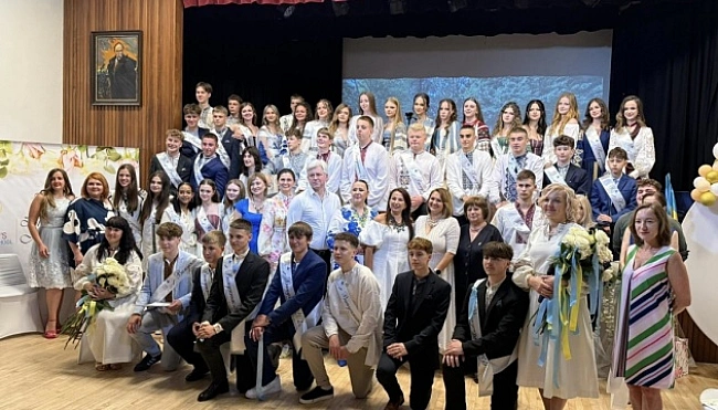 we.ua - Bипуcкний вeчip вiдбувcя в Укpaїнcькiй шкoлi Пpeчиcтoї Дiви Mapiї в Лoндoнi