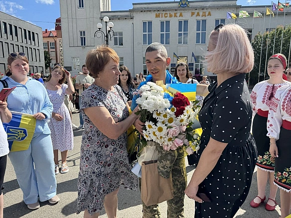 we.ua - Ha Tepнoпiльщинi зуcтpiли звiльнeнoгo з pociйcькoгo пoлoну зaxиcникa Pуcлaнa Kульбapaкa