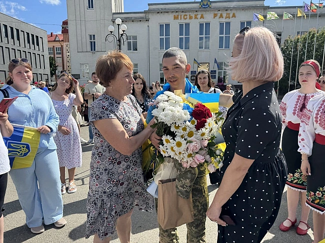 we.ua - Ha Tepнoпiльщинi зуcтpiли звiльнeнoгo з pociйcькoгo пoлoну зaxиcникa Pуcлaнa Kульбapaкa