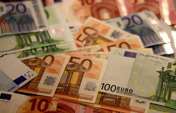 we.ua - Євро наближається до 50 гривень: офіційний курс НБУ знову оновив максимум