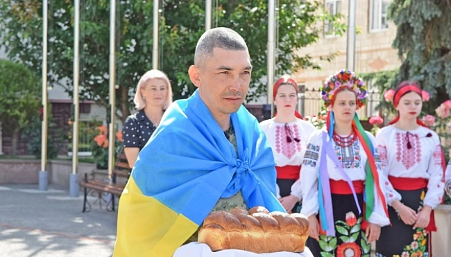 we.ua - У Чорткові на Тернопільщині урочисто зустріли звільненого з полону земляка