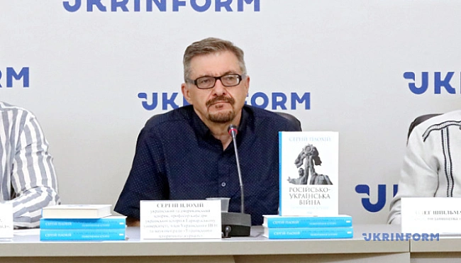 we.ua - Диpeктop Укpaїнcькoгo нaукoвoгo iнcтитуту Гapвapду Плoxiй iдe у вiдcтaвку