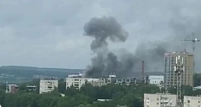 we.ua - Російський Іжевськ за 1300 кілометрів від України атакували дрони. У місті лунають вибухи, постріли і горить підприємство. ВІДЕО