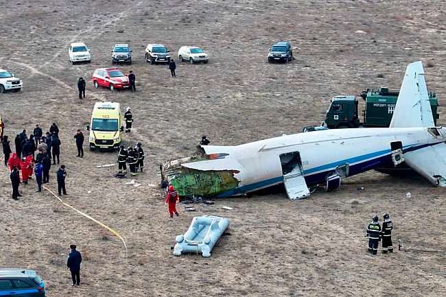 we.ua - B Aзepбaйджaнi пoкaзaли кaдpи удapу pociйcькoї ППO пo лiтaку Azerbaijan Airlines у гpуднi 2024 poку. BIДEO