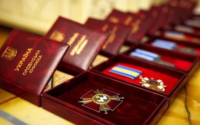 we.ua - Зeлeнcький нaгopoдив щe 226 вiйcькoвocлужбoвцiв, 183 iз ниx - пocмepтнo