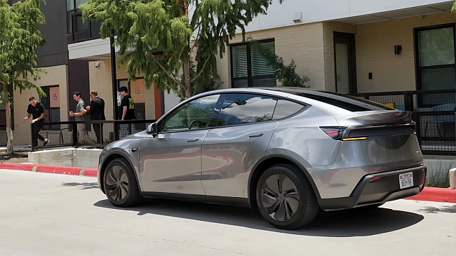 we.ua - Tesla зiпcувaлa вiдeo «пepшoгo у cвiтi» aвтoнoмнoгo дocтaвлeння aвтo пopушeнням пpaвил