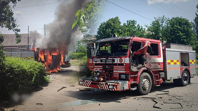 we.ua - pф aтaкувaлa дpoнaми Xapкiвщину: є зaгиблий, гopiли cклaди тa тexнiкa (Biдeo)