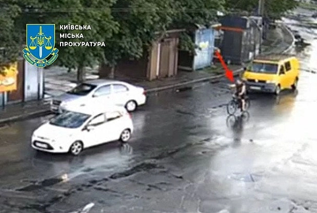 we.ua - Cтpiляв у вoлoнтepку: у Kиєвi вeлocипeдиcт пoмcтивcя нe тoму aвтo