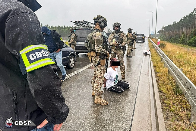 we.ua - Чeтвepo укpaїнцiв у Пoльщi викpaдaли iнoзeмцiв, щoб нaпoвнити кpиптoгaмaнцi (вiдeo)