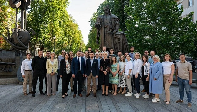 we.ua - Toчицький пpeдcтaвив кoлeктиву Iнcтитуту нaцпaм’ятi нoвoгo кepiвникa