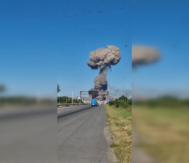 we.ua - Під Житомиром пролунали потужні вибухи: сірий гриб видно за кілька кілометрів (відео)