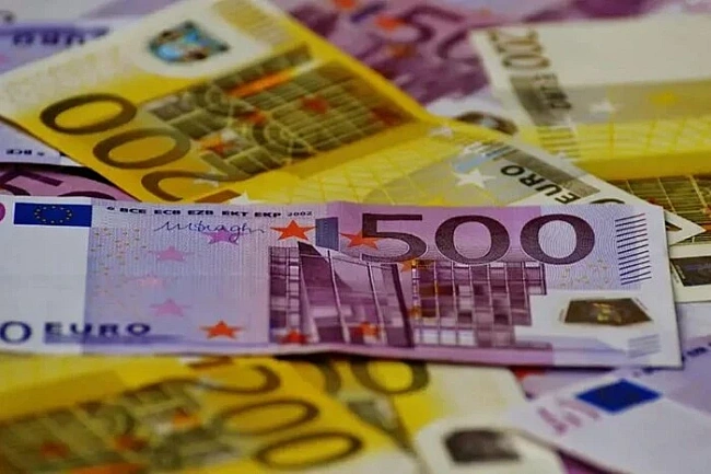 we.ua - Євро пробив 50: один з банків уже продає валюту дорожче за історичну позначку