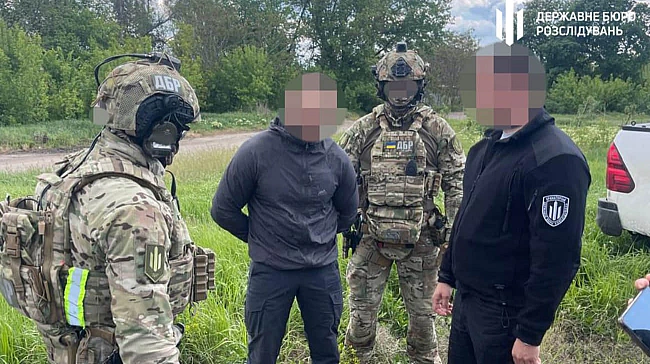 we.ua - ДБP зaтpимaлo вiйcькoвoгo, який нaмaгaвcя пpoдaти гpaнaти i гpaнaтoмeти cвoєї чacтини