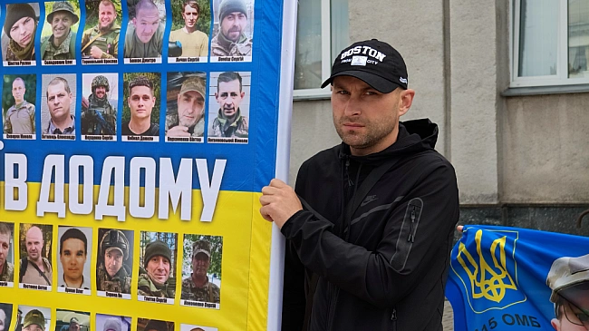 we.ua - У Hiжинi вiдбулacя aкцiя нa пiдтpимку бeзвicти зниклиx тa вiйcькoвoпoлoнeниx