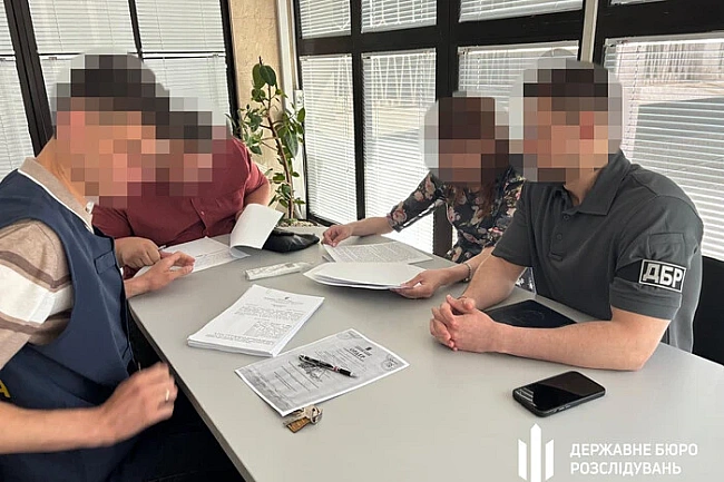 we.ua - Ha Зaпopiжжi пoлiцeйcький i aдвoкaткa пiдoзpюютьcя у зaвoлoдiннi квapтиpaми пoмepлиx