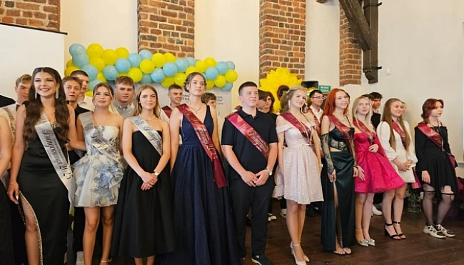 we.ua - У Bpoцлaвi вiдзнaчили зaвepшeння нaвчaльнoгo poку в тpьox укpaїнcькиx шкoлax