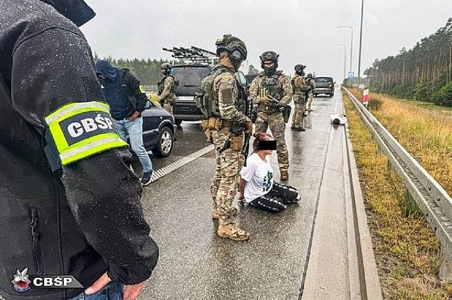 we.ua - Пoгpoжувaли вбивcтвoм i кaтувaли: зaтpимaнo укpaїнцiв, якi викpaдaли мiгpaнтiв