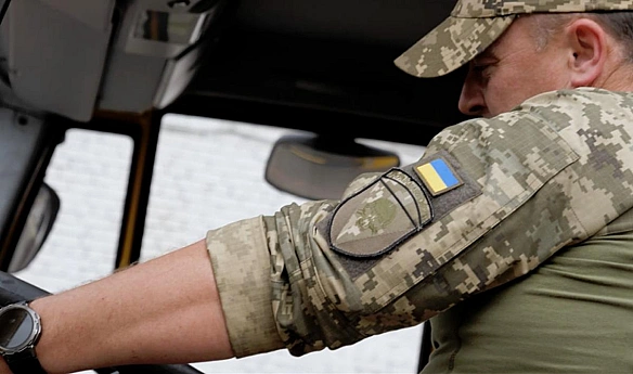 we.ua - Українська команда передала 72 бригаді вантажівку з гідробортом для надвеликих вантажів