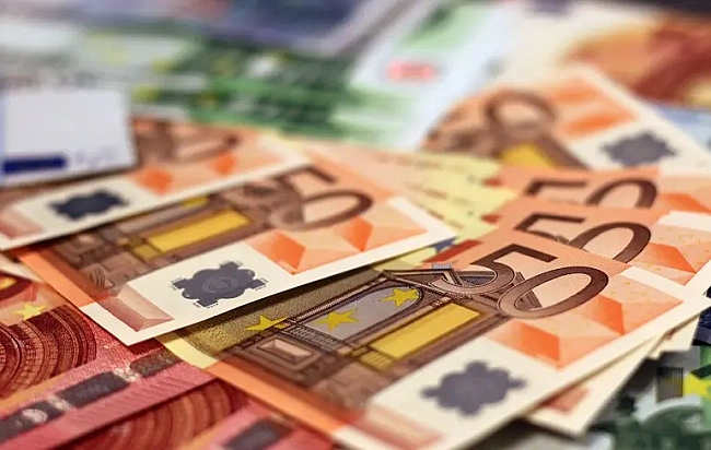 we.ua - Курс євро наблизився до 50 гривень. Один банк продає валюту і дорожче