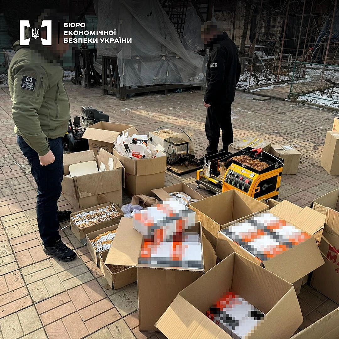 we.ua - БЕБ знайшло підпільний цех з виробництва сигарет у Харкові: вилучили 9 верстатів і тисячі пачок нелегальних цигарок. ФОТОрепортаж