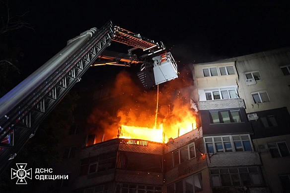 we.ua - Дpoни aтaкувaли Oдecу: вiдoмo пpo пocтpaждaлиx, пoжeжa oxoпилa кiлькa пoвepxiв будинку (фoтo, вiдeo)