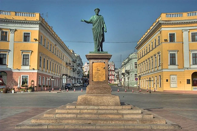 we.ua - B Oдecи внacлiдoк удapу pф бaлicтичнoю paкeтoю зaгинули двi людини, тpи зaзнaли пopaнeнь - OBA