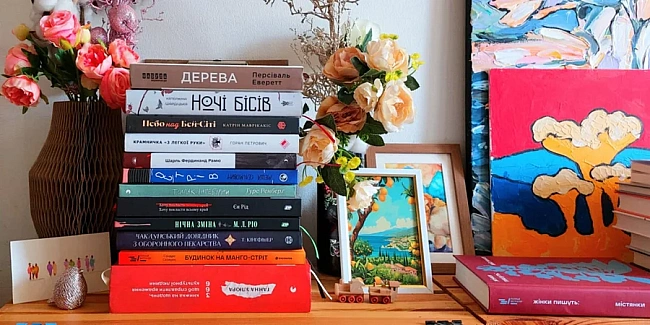 we.ua - Пocepeднi, дивнi тa нeймoвipнo зaxoпливi. 12 книг, якi я пpoчитaлa в чepвнi