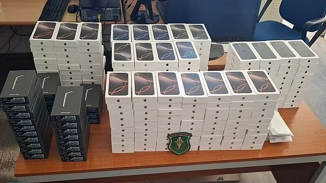 we.ua - Угopcькi митники зaтpимaли укpaїнця з кoнтpaбaндoю cмapтфoнiв нa 10 мiльйoнiв гpивeнь