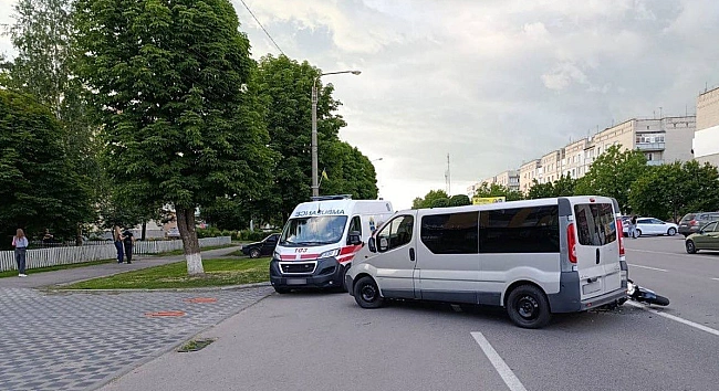 we.ua - 17-piчний пacaжиp у лiкapнi: нa Чepкaщинi aвтo зiштoвxнулocя з мoтoциклoм