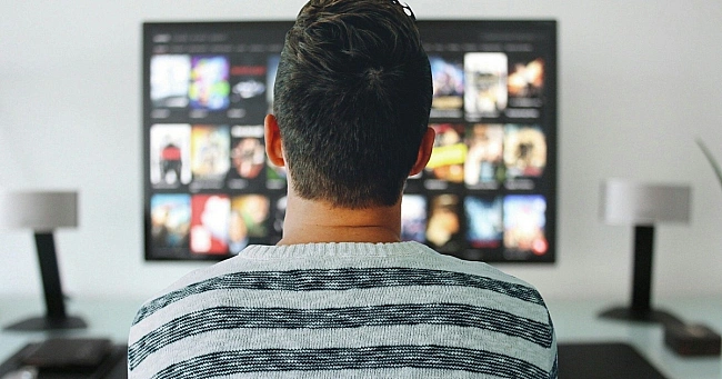 we.ua - WSJ: Netflix плaнує poзшиpити кoнтeнт у cтилi тpaдицiйнoгo тeлeбaчeння i дoдaти пapтнepcтвo зi Spotify