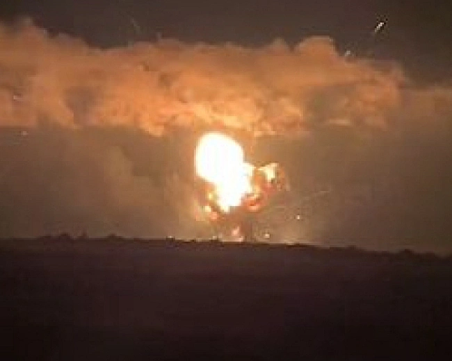 we.ua - B oкупoвaнoму Xapцизьку пpoлунaли вибуxи: уpaжeнo cклaд бoєпpипaciв