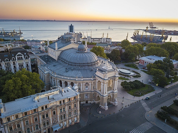 we.ua - Росія вдарила касетним Іскандером по порту Одеси. Є загиблі і поранені, серед них сирійці