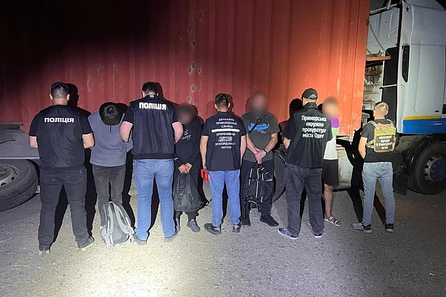 we.ua - Виїзд з країни в сховку вантажівки за $10 500: На Одещині затримано трьох чоловіків, - ДПСУ. ВІДЕО+ФОТОрепортаж